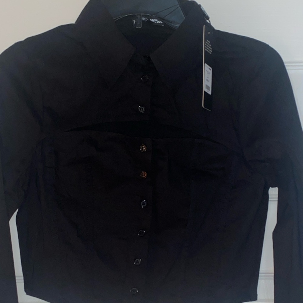 Black Cutout Button down Crop Blouse - NWT - Fashion Nova Elegant - Picture 3 of 9